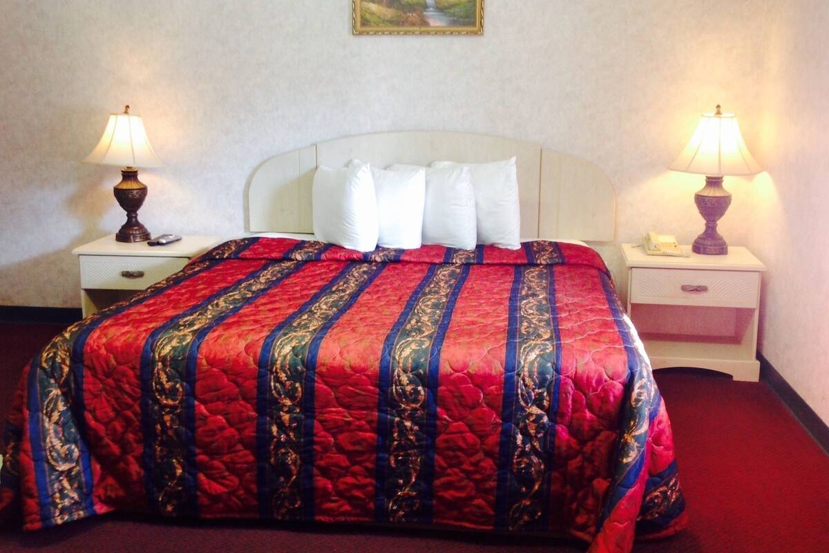 Standard Room, 1 King Bed | Frette Italian sheets, pillowtop beds, iron/ironing board (on request)