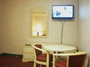 En 32-tommers TV med kabel-kanaler samt TV-spill