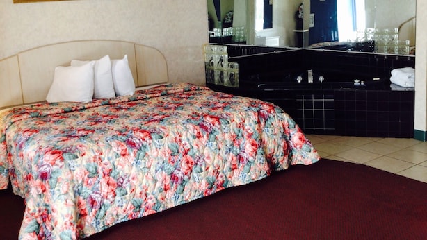 Standard Room, 1 King Bed, Jetted Tub | Frette Italian sheets, pillowtop beds, iron/ironing board (on request) - Red Carpet Inn and Suites Hammonton (Hammonton)