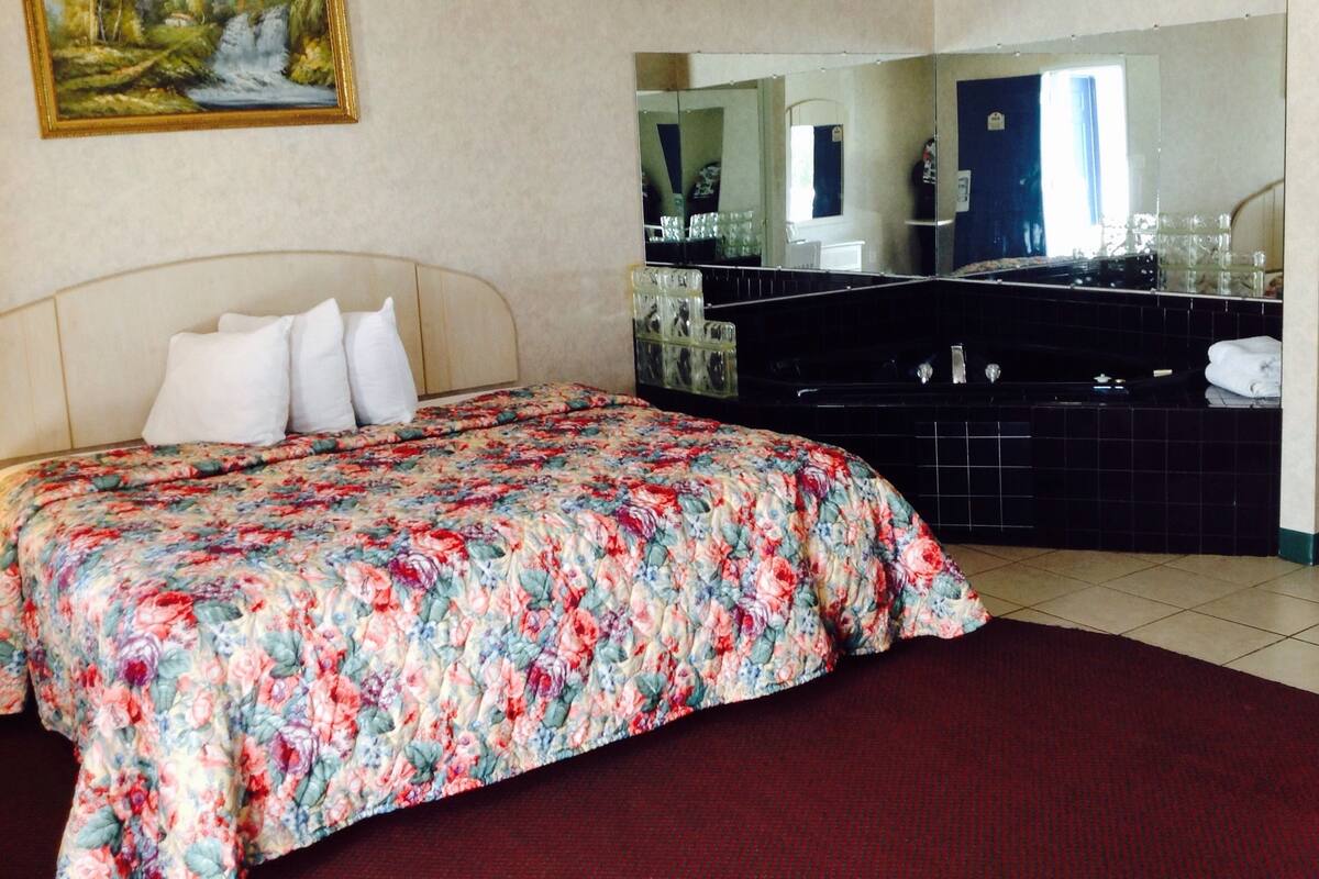 Standard Room, 1 King Bed, Jetted Tub | Frette Italian sheets, pillowtop beds, iron/ironing board (on request)