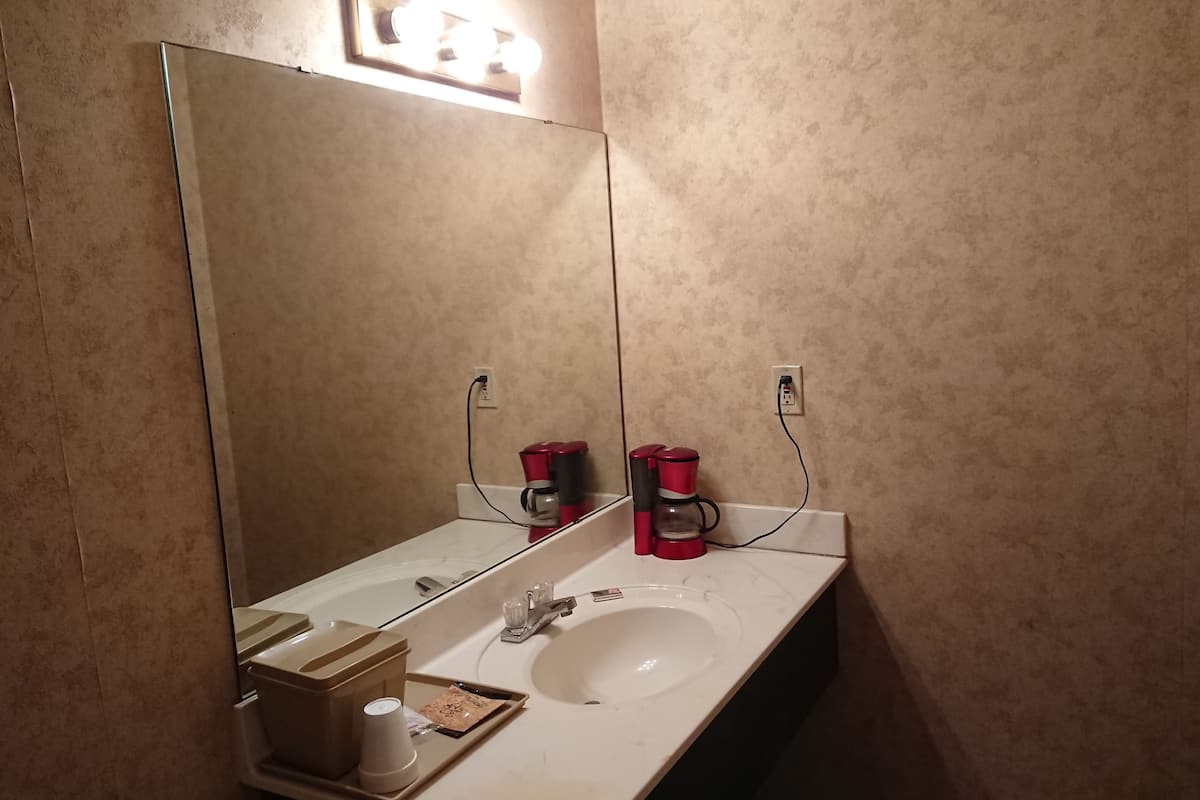 Luxury Room, 1 King Bed, Non Smoking | Bathroom | Combined shower/bathtub, free toiletries, towels