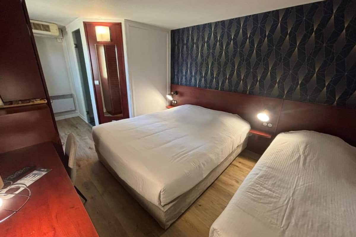 Standard trippelrum - flera sängar | Select Comfort-madrasser och värdeförvaringsskåp på rummet