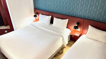 Tremannsrom – standard, flere senger | Senger med Select Comfort-madrass og safe på rommet