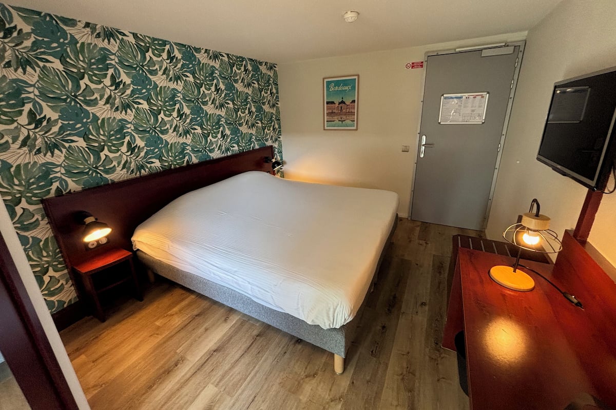Standard dubbelrum - 1 dubbelsäng | Select Comfort-madrasser och värdeförvaringsskåp på rummet