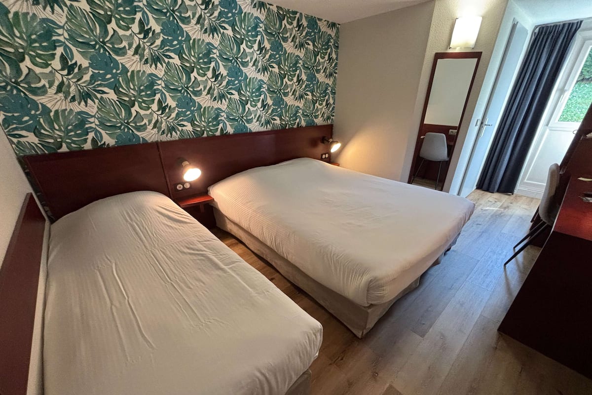 أسرّة سليكت كومفورت وخزنة داخل الغرفة وبديكورات فريدة لكل غرفة