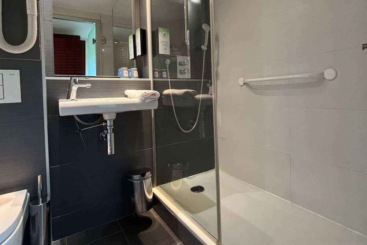 Camas Select Comfort y caja de seguridad en la habitación