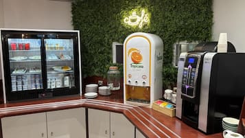 Petit déjeuner buffet (12 EUR par personne)