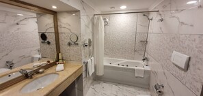 Junior Suite | Bathroom | Free toiletries, hair dryer, bathrobes, slippers - Grand Mir Hotel (Tashkent)