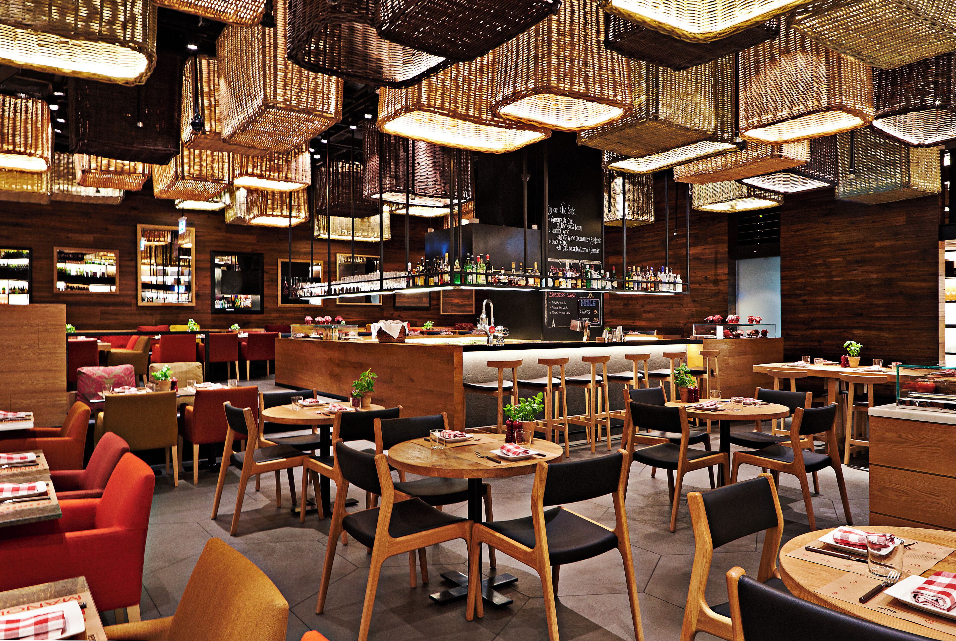 3 restaurants, lunch, dinner, brunch served; international cuisine 