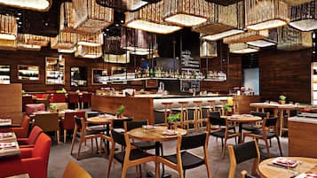 3 restoran, melayani makan siang dengan sajian masakan internasional