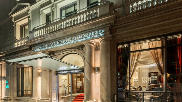 A hotel entrance with a grand facade, large columns, and a staircase leading to the lobby. - Hotel Barcelona Center (Barcelona)