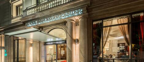 Fachada da propriedade à noite