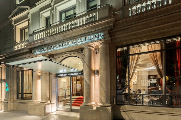 Majoituspaikan julkisivu illalla/yöllä