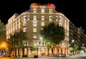 A multi-story hotel with a classic architectural design, featuring balconies and large windows. - Hotel Barcelona Center (Barcelona)