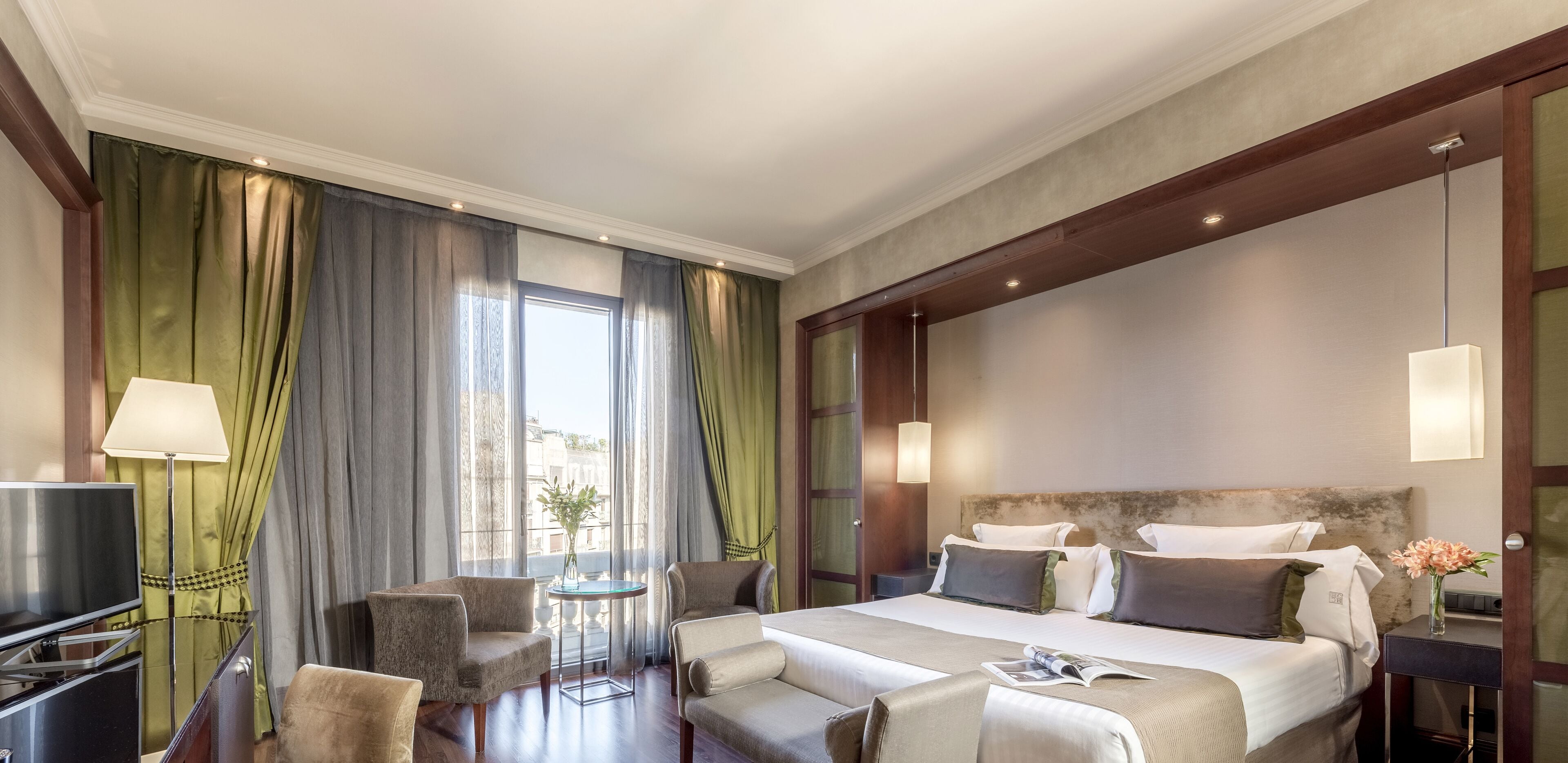 Minibar, coffres-forts dans les chambres, rideaux occultants