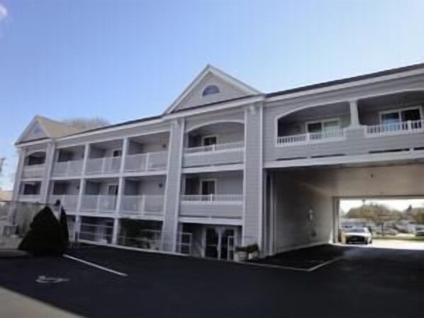 A multi-story hotel with a central atrium and balconies. - Hyannis Travel Inn (Hyannis)