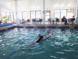 Una piscina techada, una piscina al aire libre