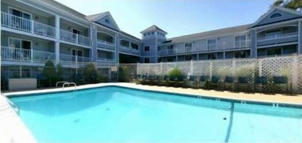 من حمّامات السباحة المغطاة، حمّام سباحة خارجي