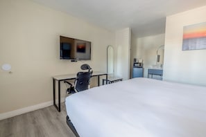 Habitación, 1 cama Queen size, tina para personas con discapacidad, para no fumadores | 1 habitación, escritorio, tabla de planchar con plancha y wifi gratis