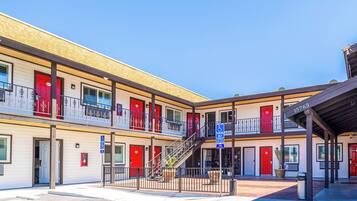 Vista frontal de la propiedad