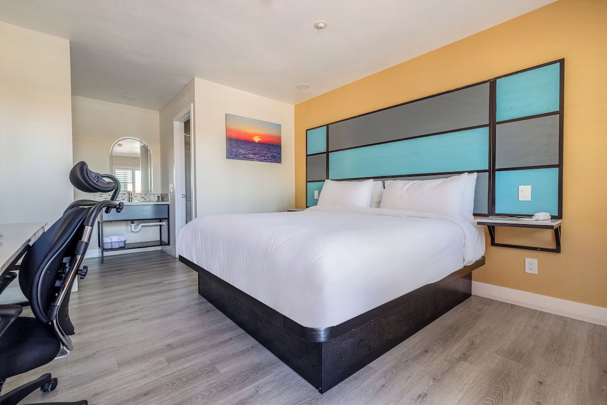 Desk, iron/ironing board, WiFi (free), bed sheets