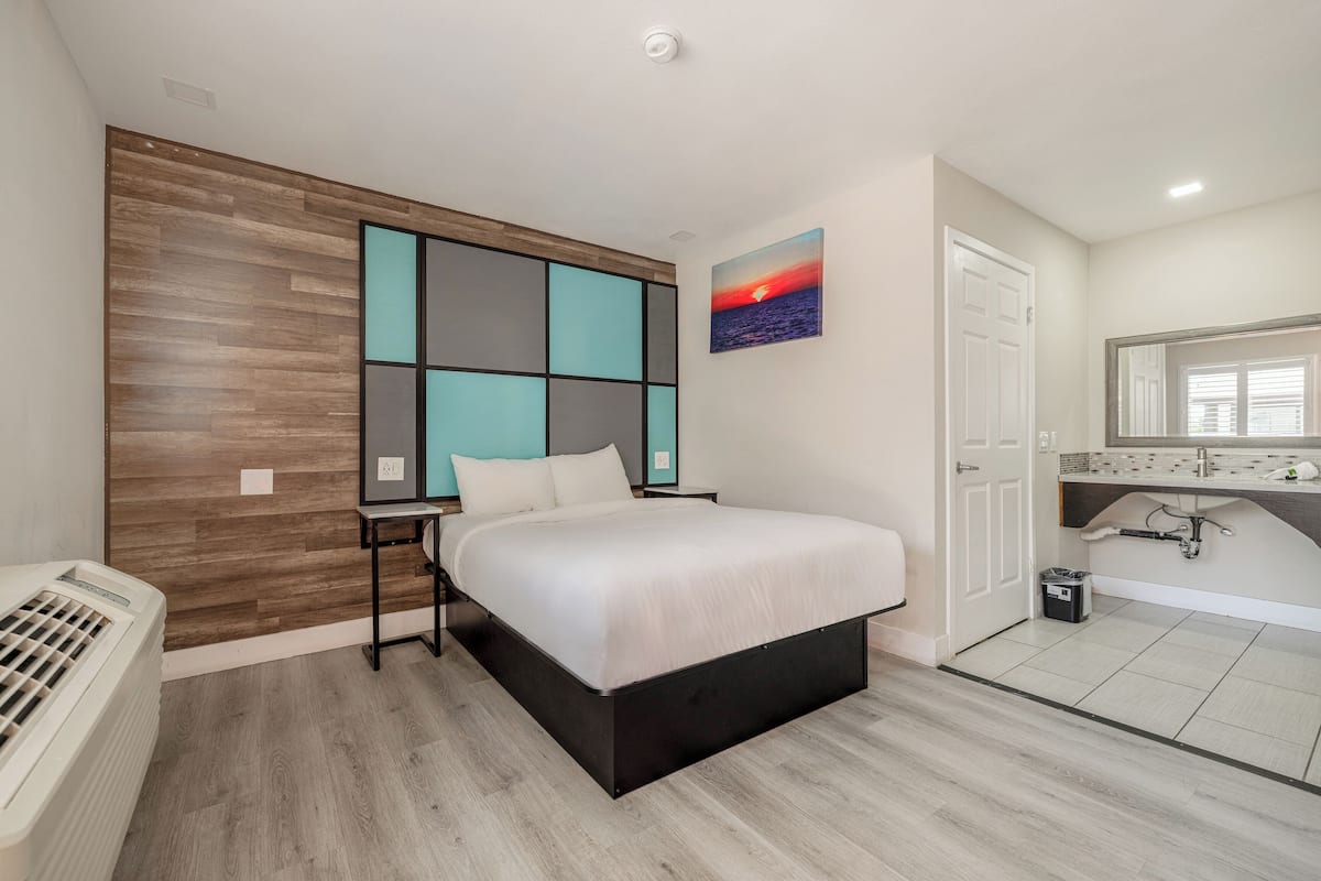 Room, 1 Queen Bed, Accessible Bathtub, Non Smoking | Desk, iron/ironing board, WiFi (free), bed sheets