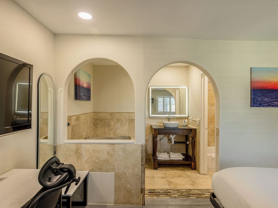 Kamer, 1 kingsize bed, roken, bubbelbad | Een bureau, een strijkplank/strijkijzer, gratis wifi, beddengoed