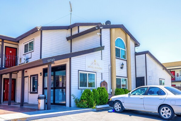 Property entrance - Hotel Avenida Victorville I 15 (Victorville)