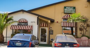 A building with a sign reading "Molly Brown's Country Cafe" and the number "15775" on the door. - Hotel Avenida Victorville I 15 (Victorville)