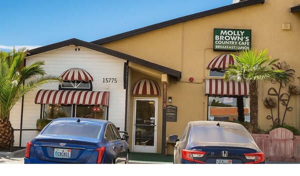Breakfast and brunch served, American cuisine