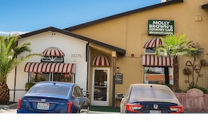 Breakfast and brunch served, American cuisine