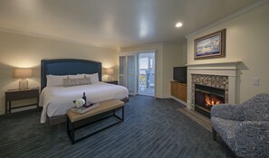 Premium bedding, down comforters, pillowtop beds, minibar - Avila Lighthouse Suites (Avila Beach)