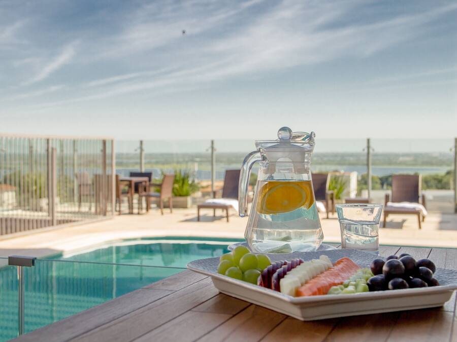Una piscina al aire libre (de 07:00 a 10:00), sombrillas, tumbonas