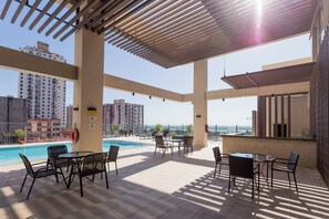 Outdoor pool, open 7:00 AM to 10:00 AM, pool umbrellas, sun loungers - Crowne Plaza Asuncion by IHG (Asunción)