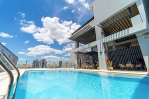 Outdoor pool, open 7:00 AM to 10:00 AM, pool umbrellas, pool loungers - Crowne Plaza Asuncion by IHG (Asunción)