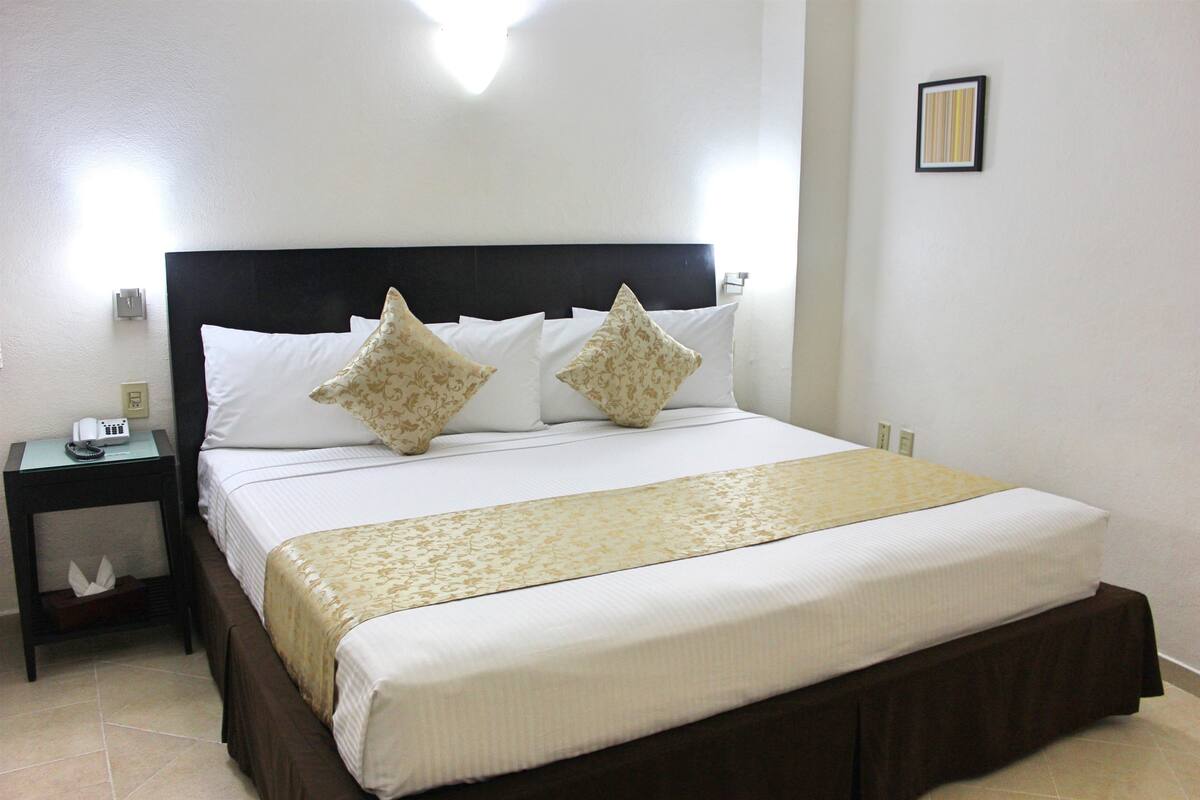 standard room, 1 king bed, non smoking | iron/ironing board, rollaway beds, free wifi, bed sheets