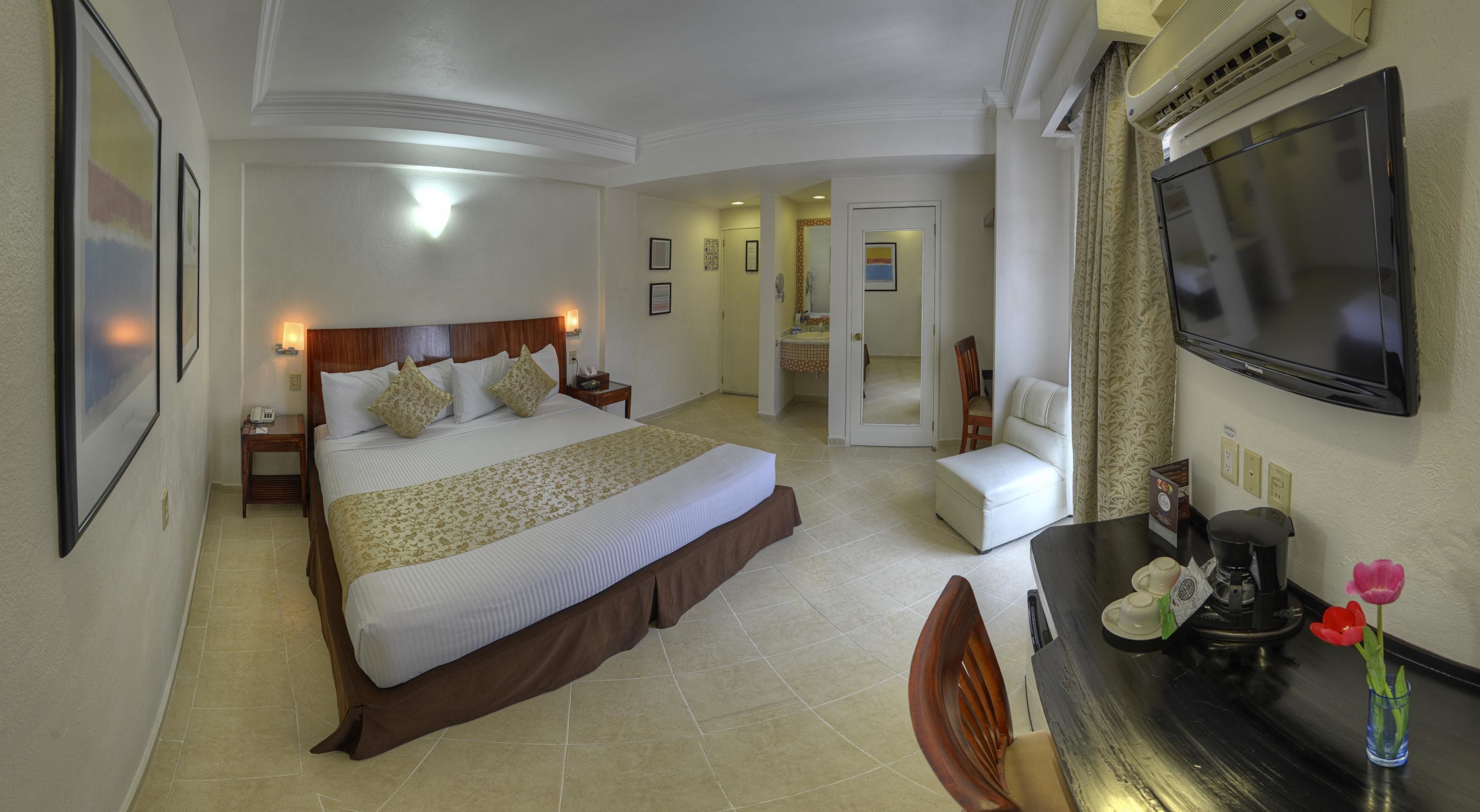 suite, 1 king bed, balcony | iron/ironing board, rollaway beds, free wifi, bed sheets