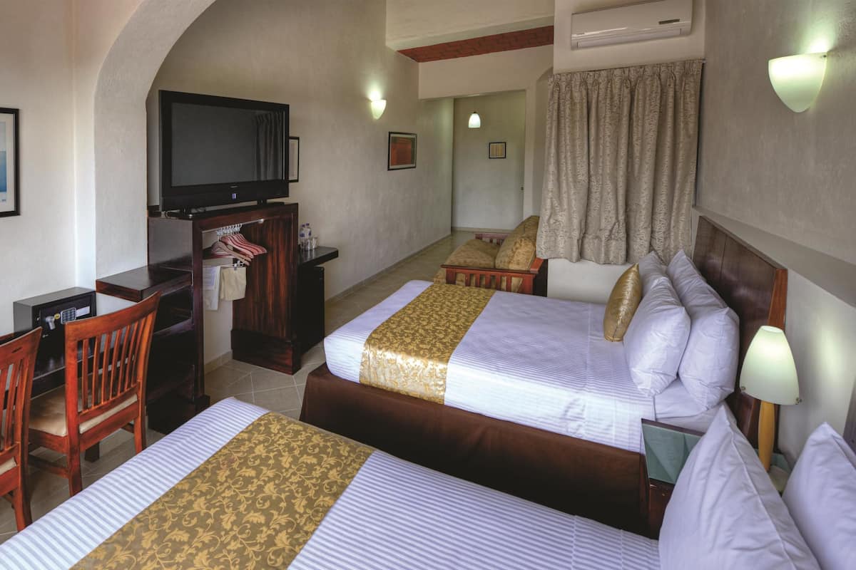 Suite, 2 tweepersoonsbedden, niet-roken | Een strijkplank/strijkijzer, extra bedden, gratis wifi, beddengoed