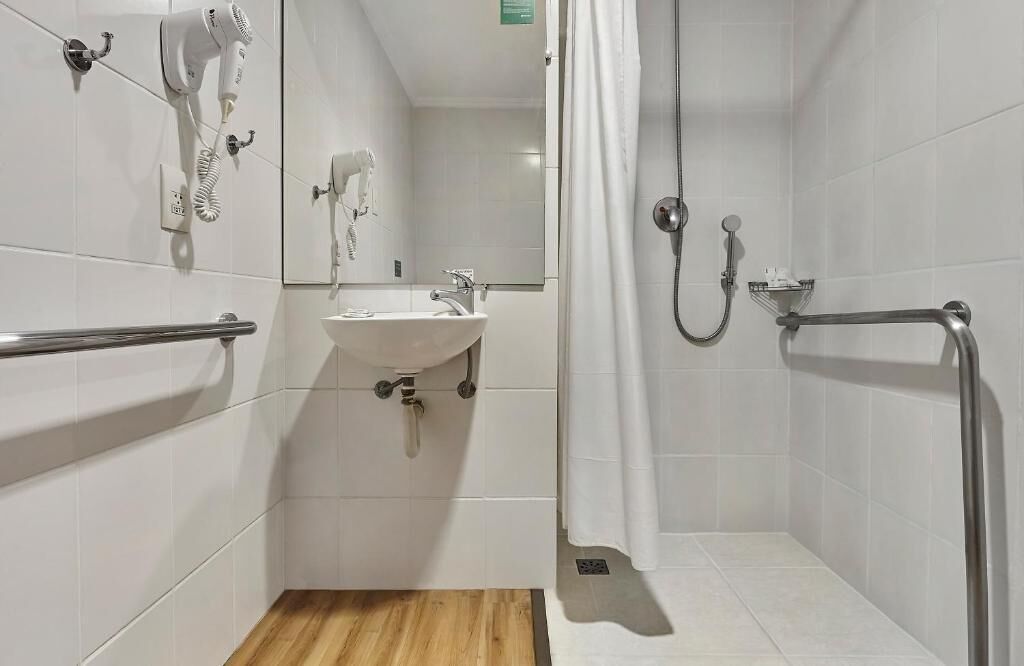 standard twin e pne | bathroom | shower, eco-friendly toiletries, hair dryer, towels