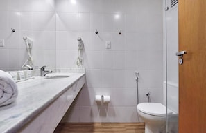 Dusche, umweltfreundliche Kosmetikartikel, Haartrockner, HandtĂŒcher