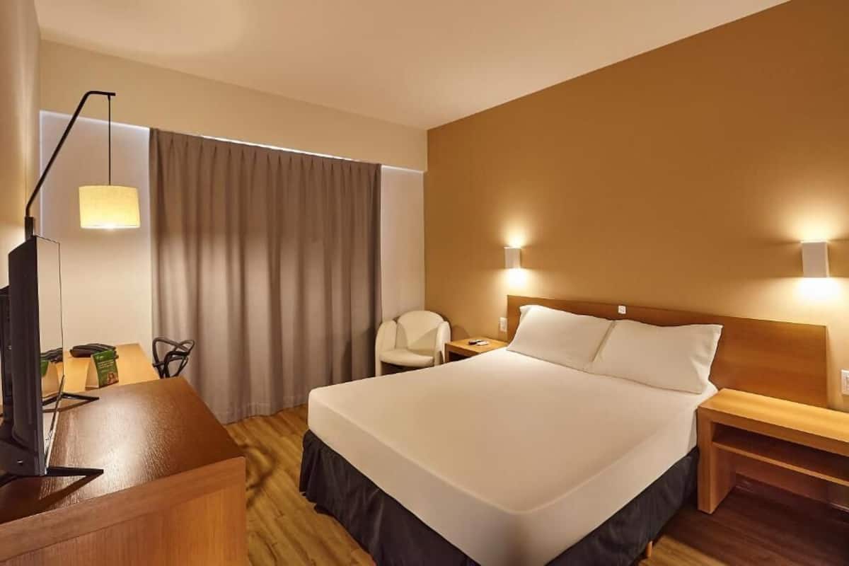 Minibar, caja fuerte, escritorio y cortinas opacas