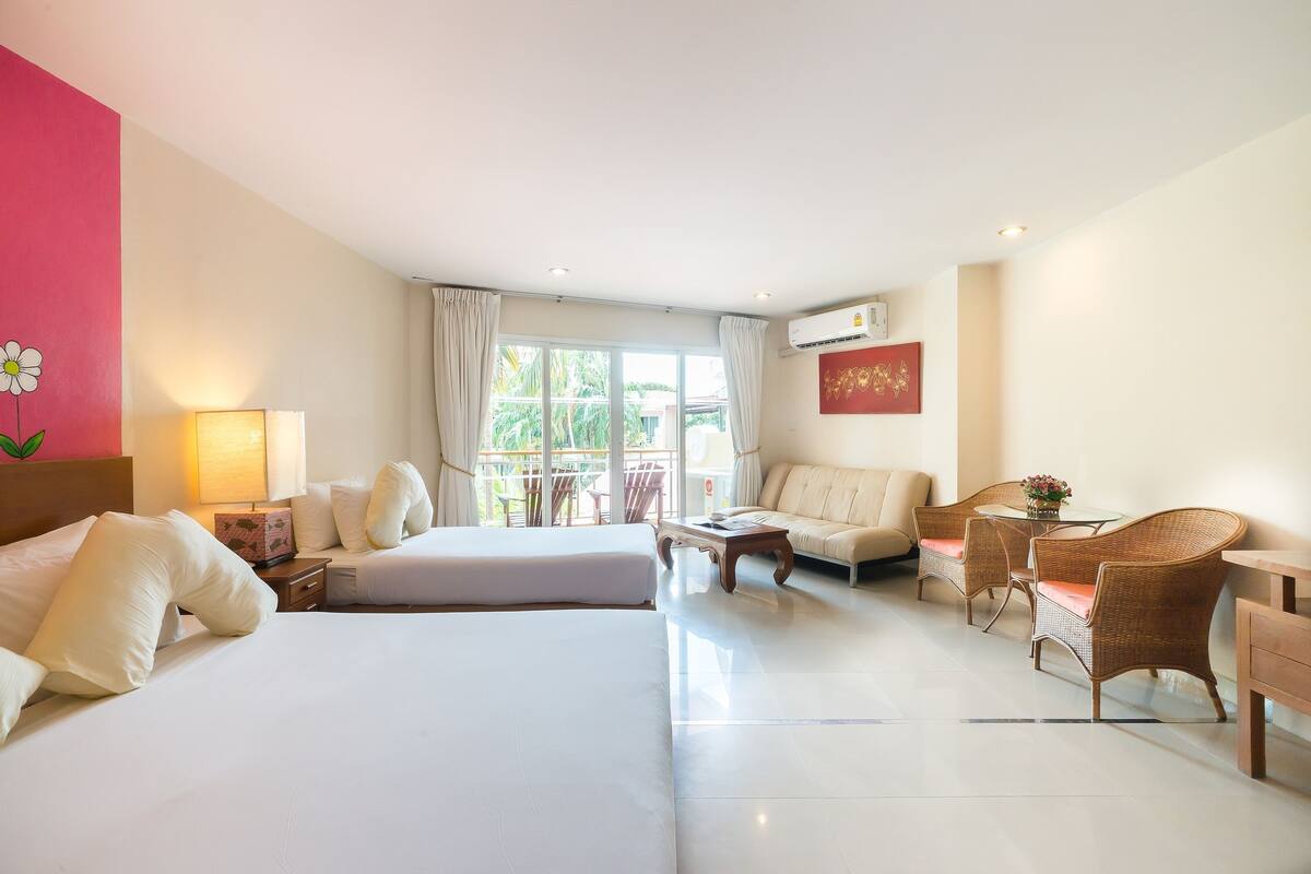 Deluxe Family Room-Pet Friendly | 迷你吧、客房內保險箱、書桌、遮光布/窗簾
