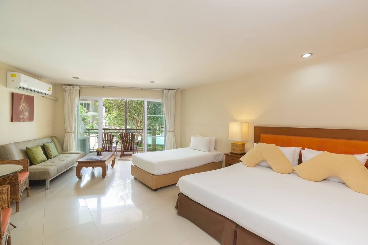 Pool Deluxe Family Room - No Pets Allowed | 迷你吧、客房內保險箱、書桌、遮光布/窗簾