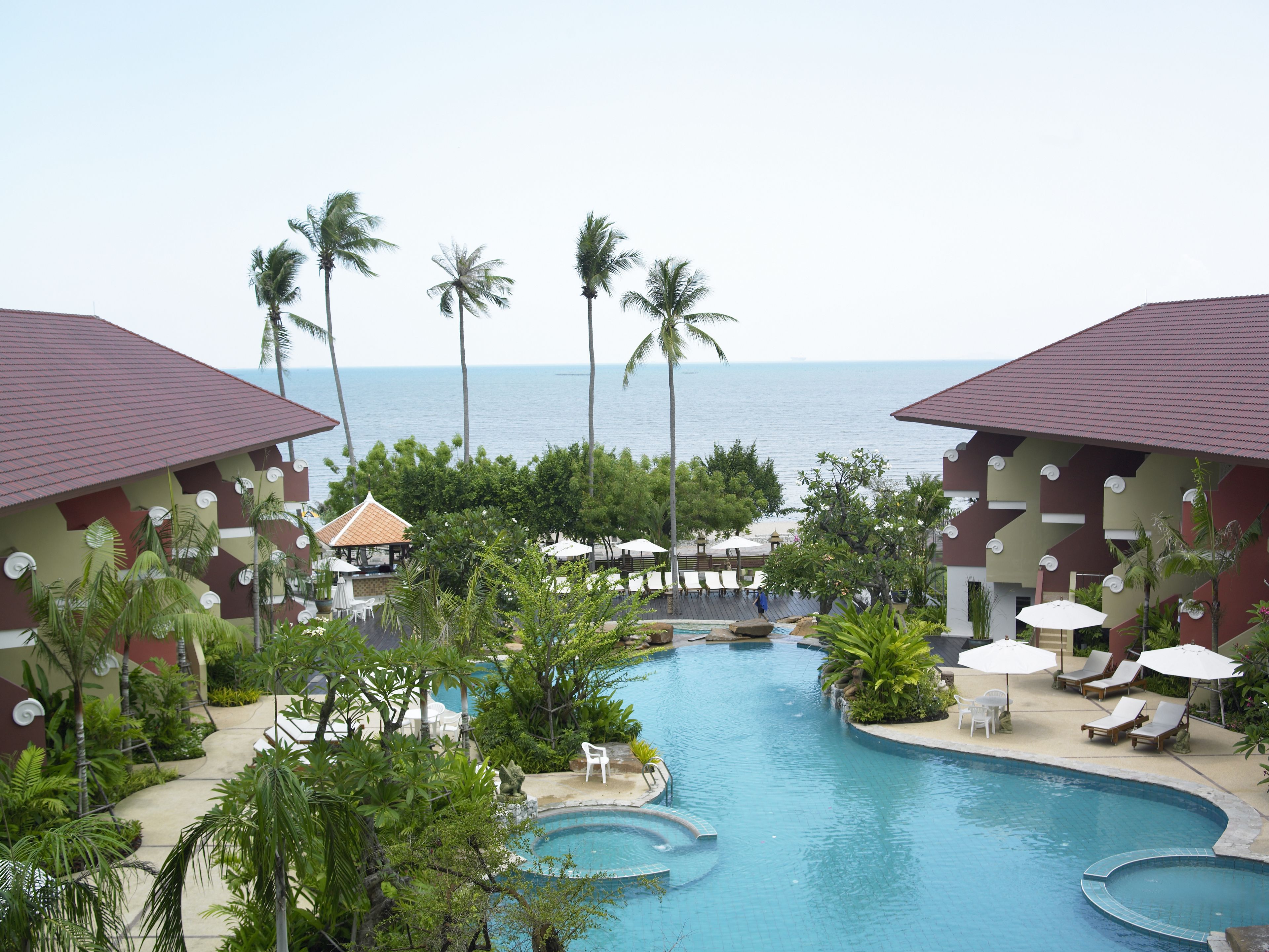 حمّام سباحة خارجي، مظلات على حمّام السباحة، مقاعد للتشمس