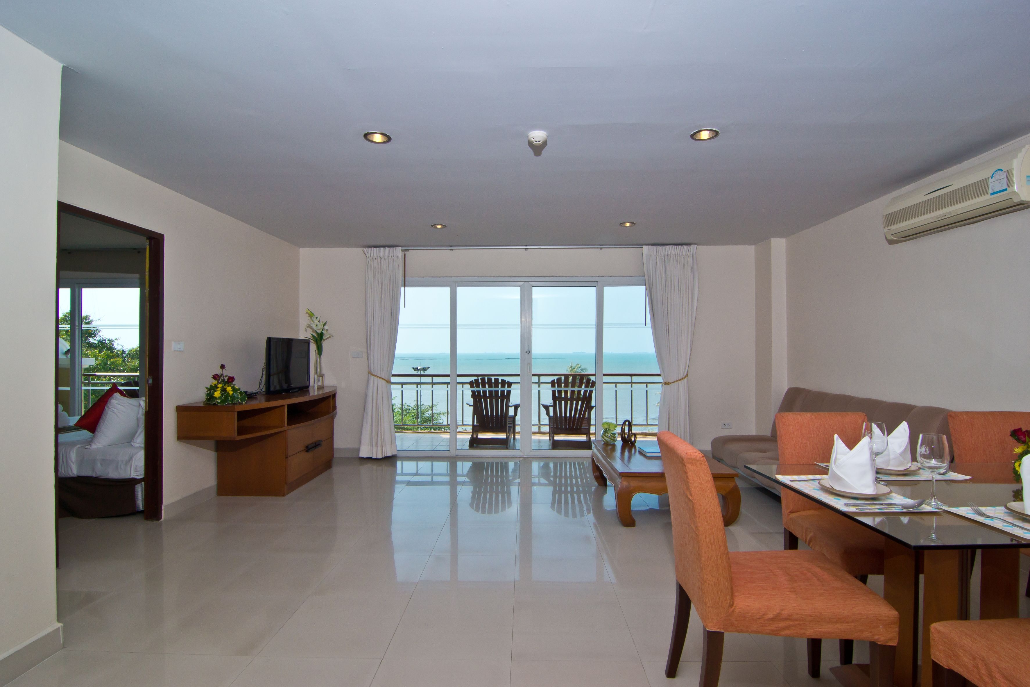 Cabana Suite Sea view - No Pets Allowed | Woonkamer | Een ledtelevisie