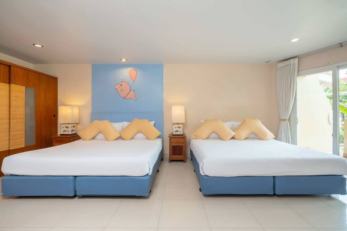 Pool Deluxe Family Room - Pet Friendly | 迷你吧、客房內保險箱、書桌、遮光布/窗簾