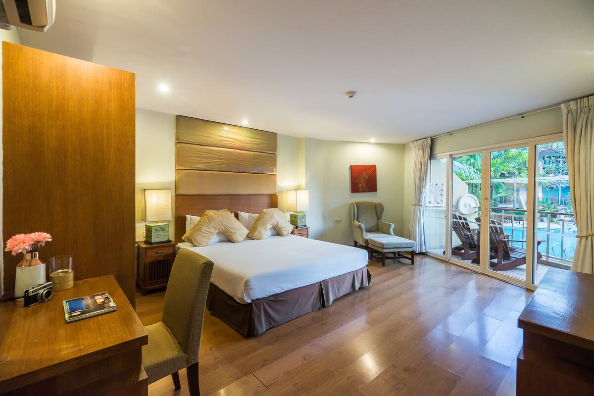 Junior Suite Pool View - No Pets Allowed | 迷你吧、客房內保險箱、書桌、遮光布/窗簾