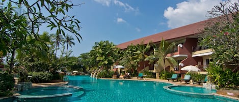 Piscine extérieure, parasols de plage, chaises longues