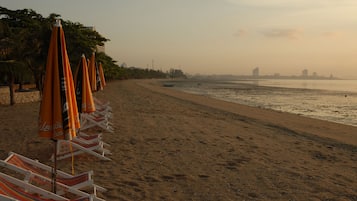 Praia particular, espreguiçadeiras, toalhas de praia