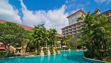 Ulkouima-allas avoinna 7.00–21.00, aurinkovarjoja, aurinkotuoleja